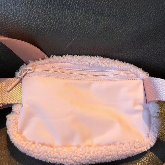 NWT/ lululemon Everywhere Belt Bag Fleece 1L, Baby Pink, brand new - Picture 4 of 4